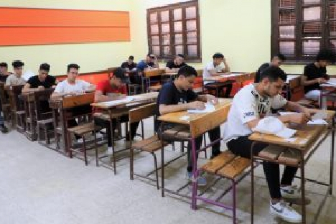 تباين آراء طلاب الثانوية العامة بالإسماعيلية فى امتحان مادتى الاقتصاد والإحصاء اليوم