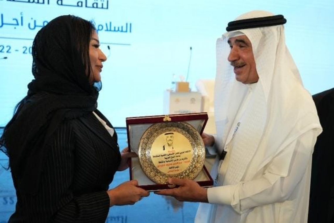 رئيس الإتحاد العربي للعمل الانساني تهدي نجل الشاعر عبد العزيز سعود درعاً تكريماً لوالده